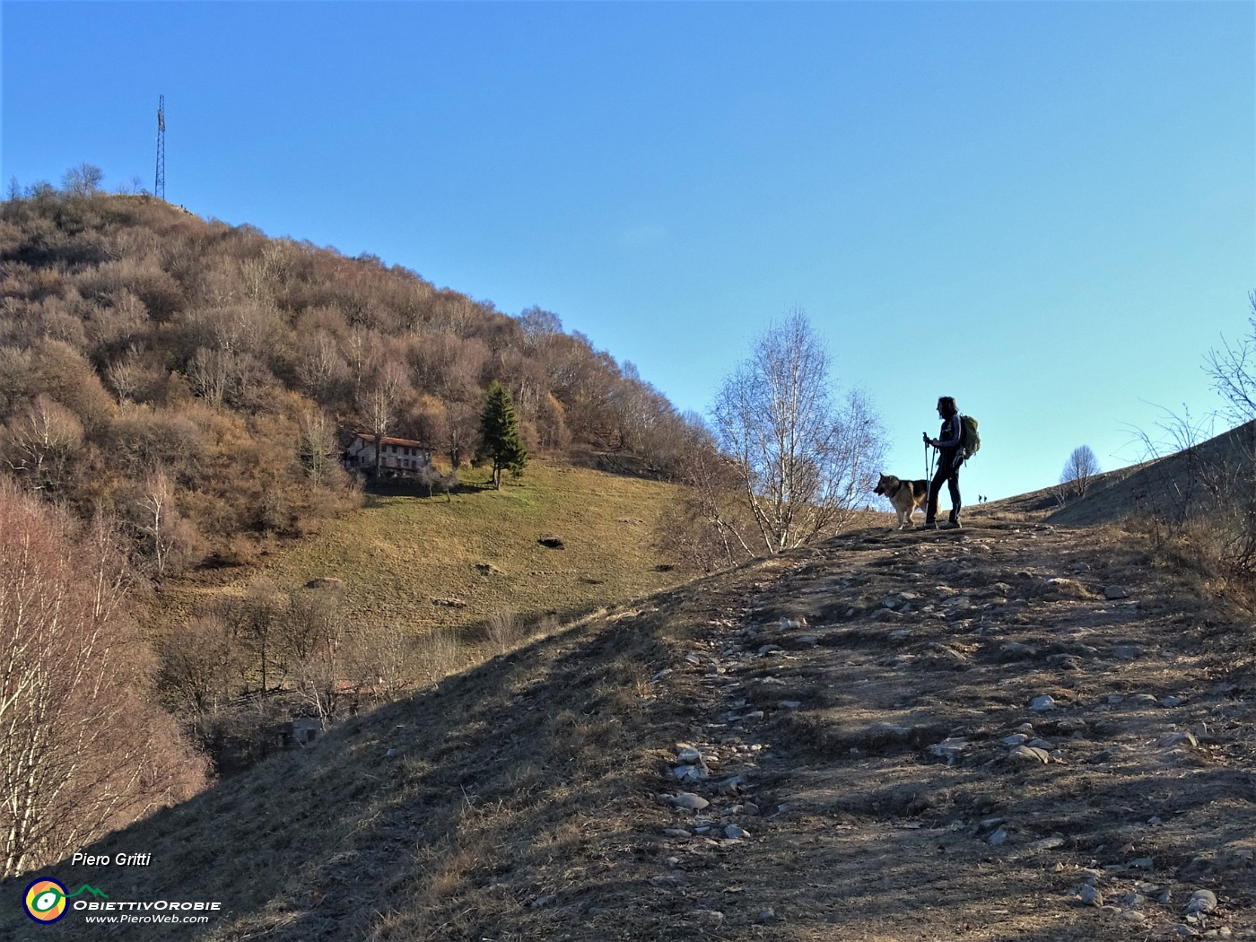 27 Tratto in ripida salita con vista in cima Canto Alto.JPG